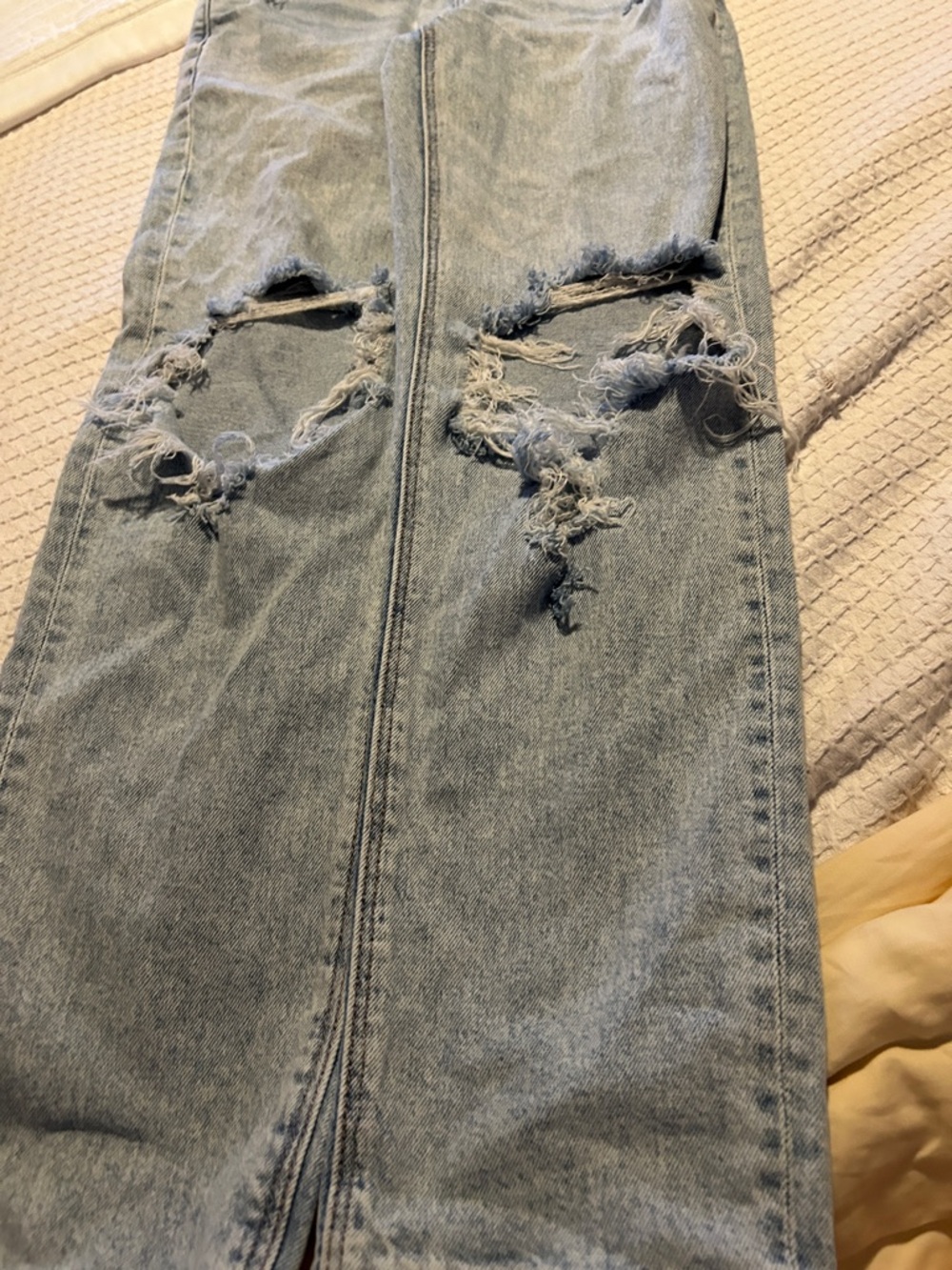 AEO Light Wash Distressed Jeans - Picture 5 of 9